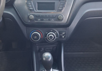 Подержанный автомобиль Kia Rio Sedan 2012 года (11 фото)