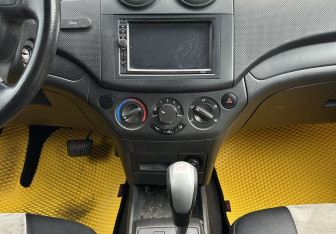 Подержанный автомобиль Chevrolet Aveo Hatchback 2009 года (11 фото)