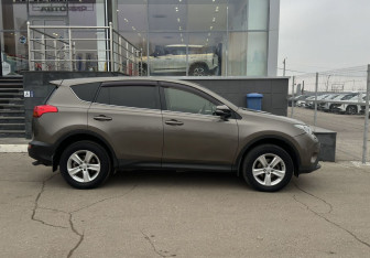 Подержанный автомобиль Toyota RAV4 2013 года (4 фото)
