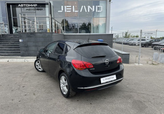 Подержанный автомобиль Opel Astra Hatchback 2012 года (7 фото)