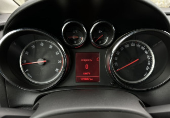 Подержанный автомобиль Opel Astra Hatchback 2012 года (9 фото)