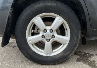 Подержанный автомобиль Toyota RAV4 2006 года (14 фото)