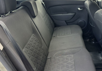 Подержанный автомобиль Renault Sandero 2017 года (12 фото)