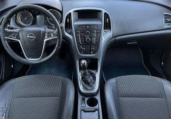 Подержанный автомобиль Opel Astra Hatchback 2011 года (10 фото)