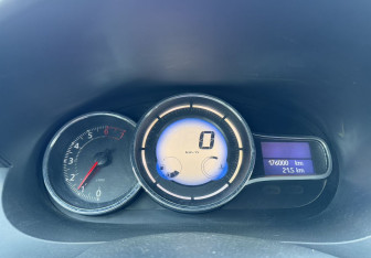 Подержанный автомобиль Renault Fluence 2013 года (9 фото)