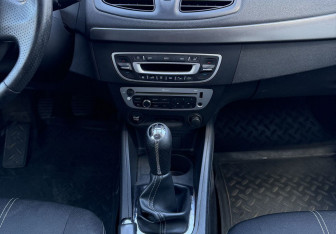 Подержанный автомобиль Renault Fluence 2013 года (11 фото)