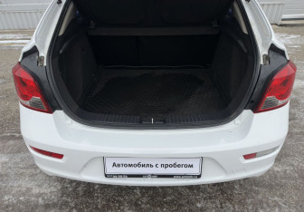 Подержанный автомобиль Chevrolet Cruze Hatchback 2012 года (13 фото)