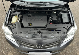 Подержанный автомобиль Toyota Corolla Sedan 2012 года (13 фото)