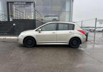 Подержанный автомобиль Nissan Tiida Hatchback 2011 года (8 фото)