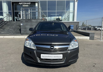 Подержанный автомобиль Opel Astra Sedan 2011 года (2 фото)