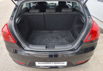 Подержанный автомобиль Kia Ceed Hatchback 2008 года (13 фото)