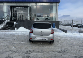 Подержанный автомобиль Renault Sandero 2014 года (6 фото)