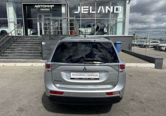 Подержанный автомобиль Mitsubishi Outlander 2014 года (6 фото)