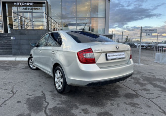 Подержанный автомобиль Skoda Rapid Wagon 2014 года (7 фото)