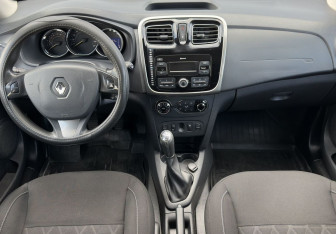 Подержанный автомобиль Renault Sandero 2017 года (10 фото)