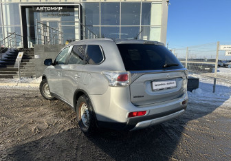 Подержанный автомобиль Mitsubishi Outlander 2012 года (7 фото)
