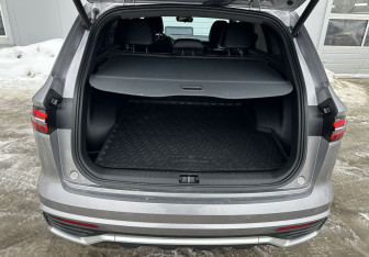 Подержанный автомобиль Geely Monjaro 2024 года (15 фото)