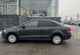Подержанный автомобиль Volkswagen Polo Sedan 2013 года (8 фото)