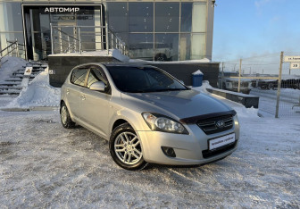 Подержанный автомобиль Kia Ceed Hatchback 2009 года (3 фото)