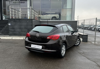 Подержанный автомобиль Opel Astra Hatchback 2013 года (5 фото)