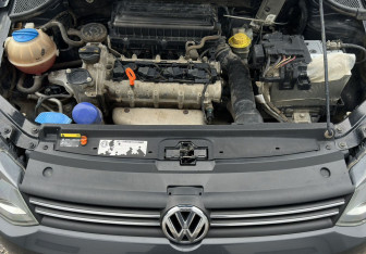 Подержанный автомобиль Volkswagen Polo Sedan 2013 года (13 фото)