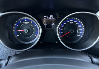 Подержанный автомобиль Hyundai Elantra Sedan 2013 года (9 фото)