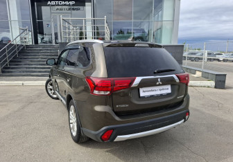 Подержанный автомобиль Mitsubishi Outlander 2018 года (7 фото)