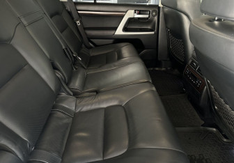 Подержанный автомобиль Toyota Land Cruiser Suv 2015 года (12 фото)