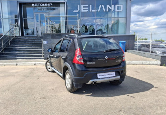 Подержанный автомобиль Renault Sandero 2011 года (7 фото)