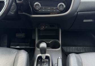 Подержанный автомобиль Mitsubishi Outlander 2015 года (11 фото)