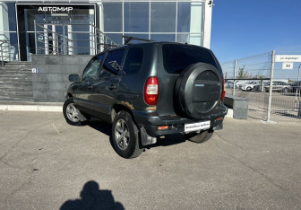 Подержанный автомобиль Chevrolet Niva 2008 года (7 фото)