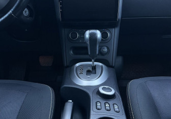 Подержанный автомобиль Nissan Qashqai 2012 года (11 фото)