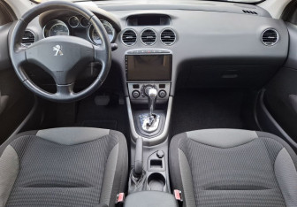 Подержанный автомобиль Peugeot 308 Hatchback 2012 года (10 фото)