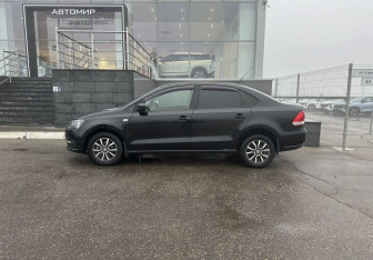 Подержанный автомобиль Volkswagen Polo Sedan 2012 года (8 фото)