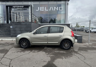 Подержанный автомобиль Renault Sandero 2011 года (8 фото)