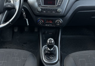 Подержанный автомобиль Kia Rio Sedan 2012 года (11 фото)