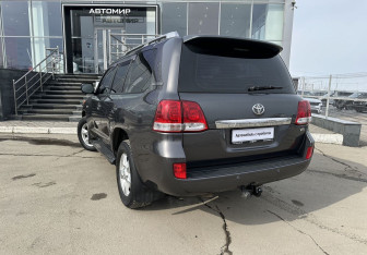 Подержанный автомобиль Toyota Land Cruiser Suv 2011 года (7 фото)