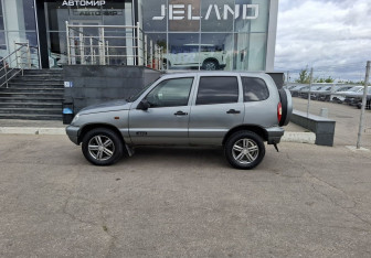 Подержанный автомобиль Chevrolet Niva 2008 года (8 фото)