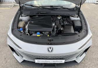 Подержанный автомобиль Changan UNI-V 2022 года (13 фото)