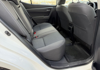 Подержанный автомобиль Toyota Corolla Sedan 2017 года (12 фото)