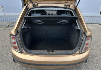Подержанный автомобиль Skoda Fabia Hatchback 2001 года (15 фото)