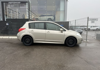 Подержанный автомобиль Nissan Tiida Hatchback 2011 года (4 фото)