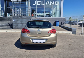 Подержанный автомобиль Opel Astra Hatchback 2012 года (6 фото)
