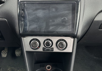 Подержанный автомобиль Volkswagen Polo Sedan 2013 года (11 фото)