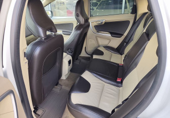 Подержанный автомобиль Volvo XC60 2011 года (12 фото)