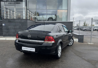 Подержанный автомобиль Opel Astra Sedan 2010 года (5 фото)
