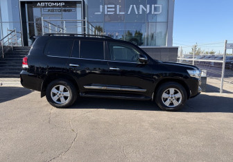 Подержанный автомобиль Toyota Land Cruiser Suv 2016 года (4 фото)