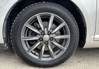 Подержанный автомобиль Toyota Avensis Sedan 2004 года (14 фото)