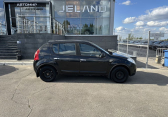 Подержанный автомобиль Renault Sandero 2011 года (4 фото)