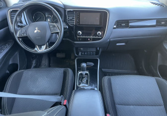 Подержанный автомобиль Mitsubishi Outlander 2021 года (10 фото)